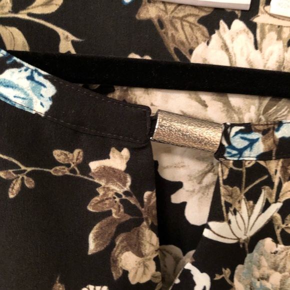 Pretty Floral Blouse - Picture 4 of 4